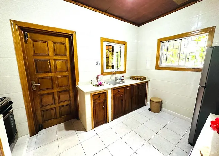 88 Days Self Catering Holidays & Horská chata Baie Lazare (Mahe)